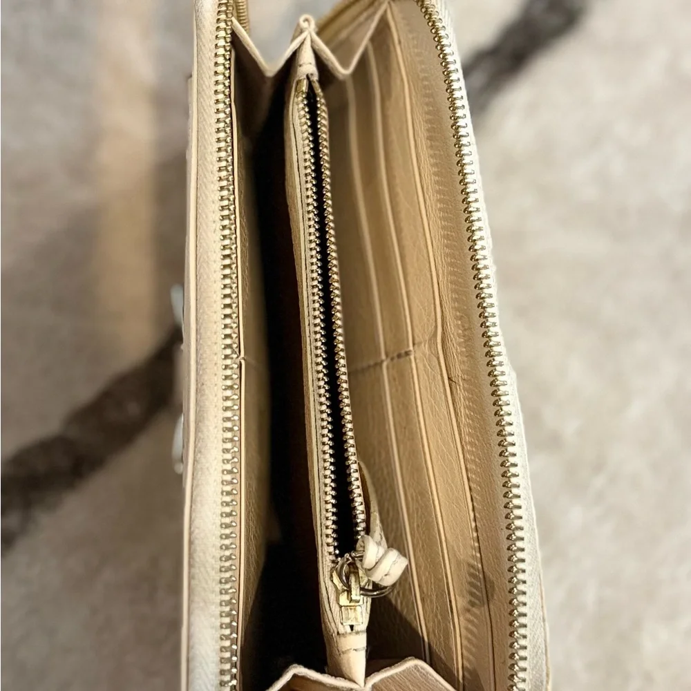 Chloe Cream Leather zipper wallet with Silver Bow - Picture 4 of 7